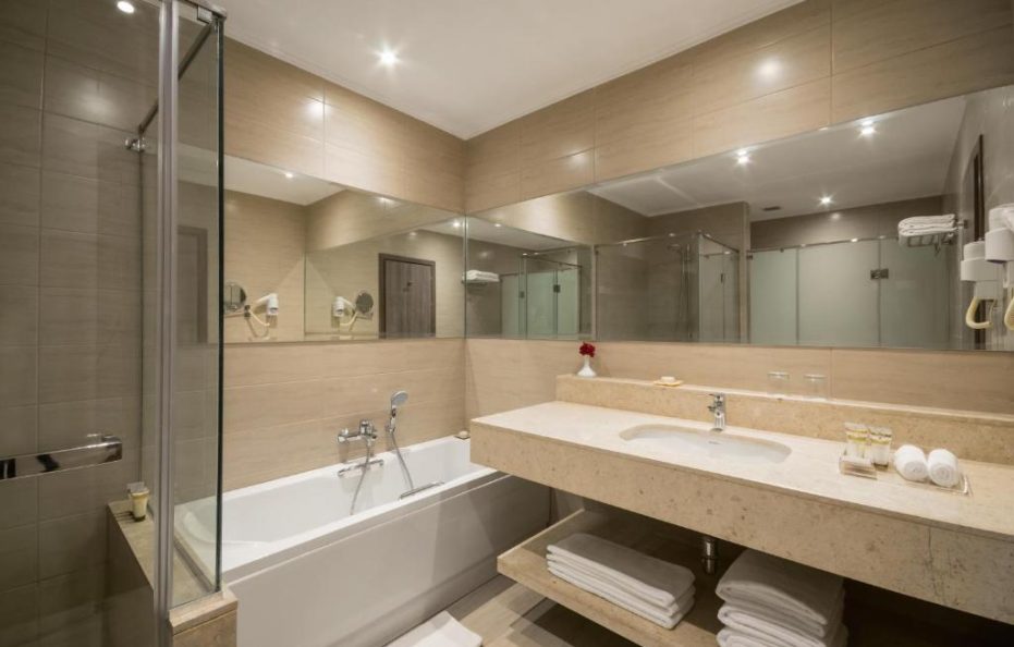 Executive Suite, Queen Bed, Pool View