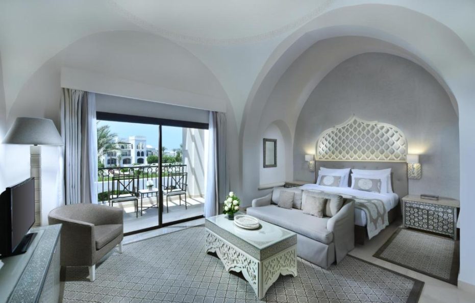 Executive Suite, Queen Bed, Pool View